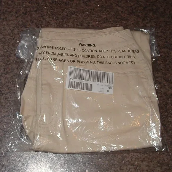 NEW Light Khaki Sz 16 Petite Casual Wear Stretchy Capris Cropped Pants - Picture 2 of 2